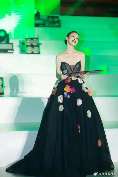 倪妮的绝美礼服造型