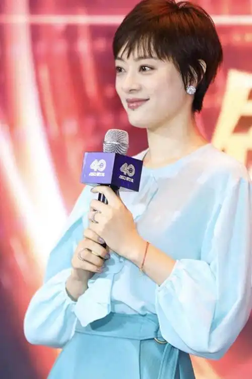 孙俪短发造型真高级穿灯笼袖衬衫配半身裙亮相美得清新脱俗
