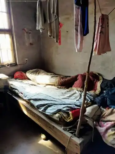 天冷了老人的床上一床象样的被子都没有,更不用说铺什么了,看到老人家