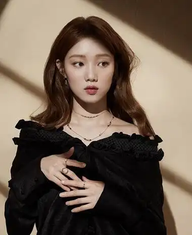 韩国女艺人李圣经代言珠宝品牌拍宣传照