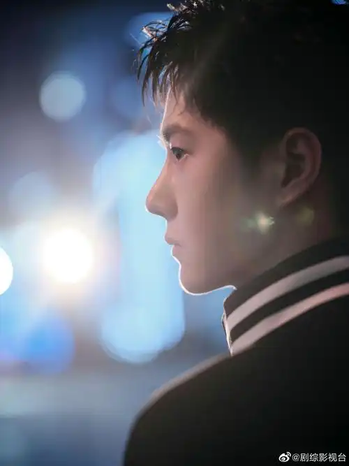 王一博中秋营业90照片96王一博在微博晒出侧脸剪影照片……_高清