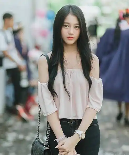 青春女生的日常生活照,各种不同的穿搭,展现出百变的迷人魅力_姐姐_女