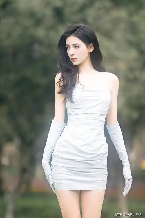 今天较早时候,张予曦在自己的个人社交平台上晒出了一组妇女节上班图