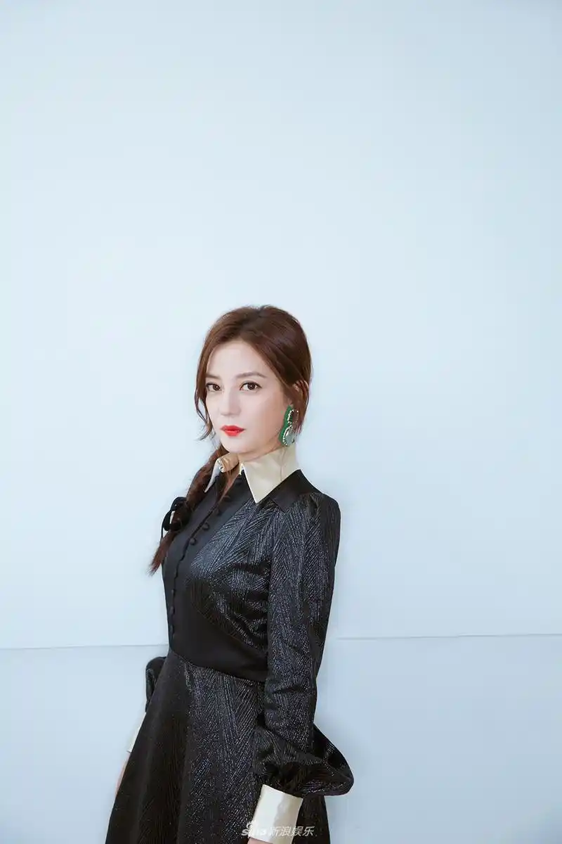 赵薇侧麻花辫美翻 再现青春灵动气质优雅