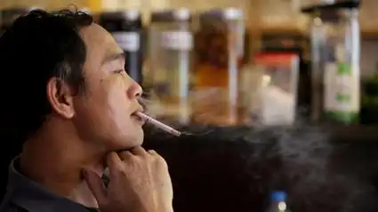 父亲在商场内抽烟,和保安发生争执,女儿前去理论被多人殴打