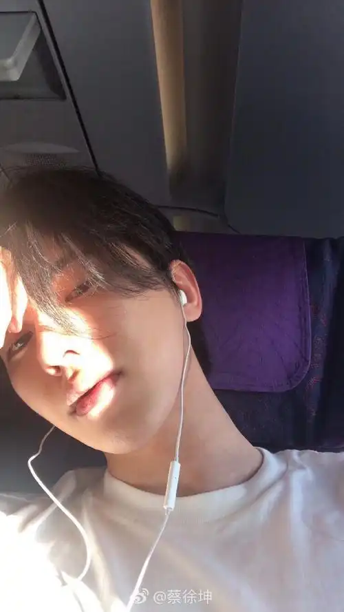 坤哥发的一些微博故事【六】  继续撸猫搞笑可爱  #蔡徐坤#|#原创音乐