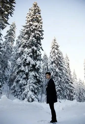 鹿晗雪中美照西装笔挺优雅似贵族王子这长相比女人还精致