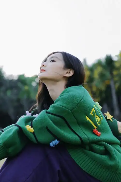 李一桐晒男友视角照紫绿穿搭减龄又吸睛笑眯眼好甜