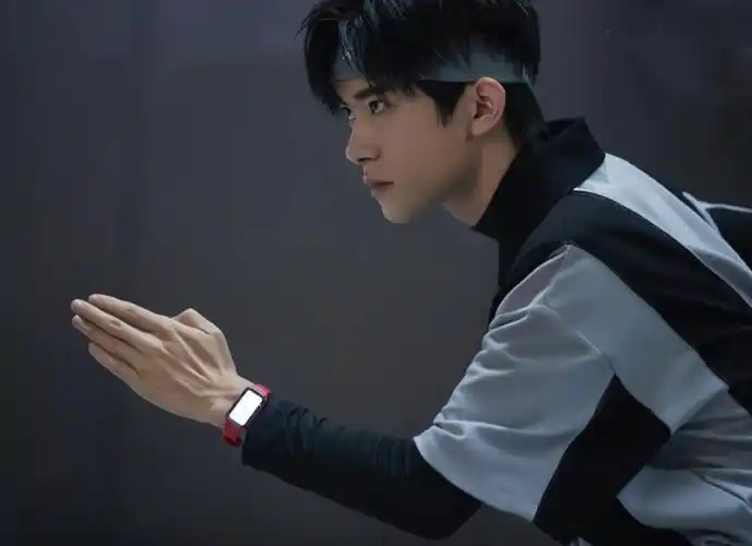 奇迹最新花絮发布易烊千玺被迫吃狗粮在沙发上缩成一团