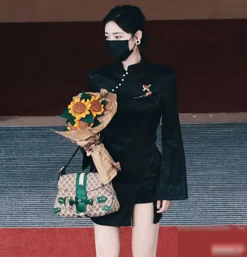 许佳琪又出旗袍造型黑色短款旗袍大展身材曲线太养眼了