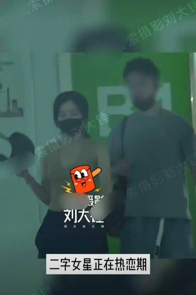 黄龄和男友手牵手逛街,感情甜蜜身高差很萌