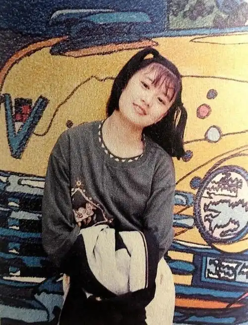 贾静雯罕见童年照曝光,跟女儿咘咘简直一模一样