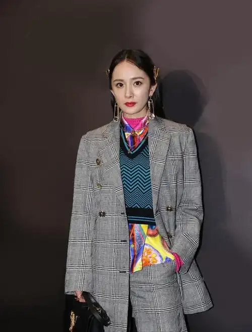 杨幂走起怪力女孩风穿西装戴别针耳环又美又飒