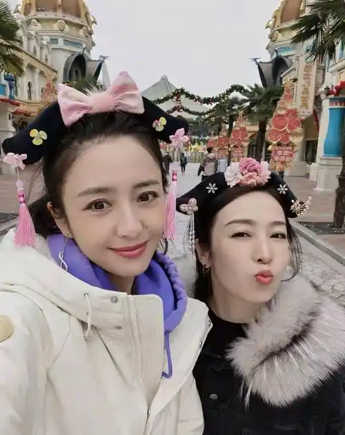 董璇晒与佟丽娅合照,被指"双胞胎"久违同框,网友:神仙姐妹情_事业