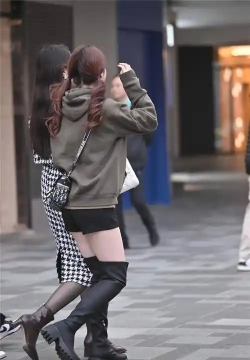 秋冬季节的过膝长靴搭配,每个人选择的风格和款式都不一样