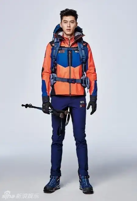 组图:玄彬男神归来拍写真 运动装秀长腿