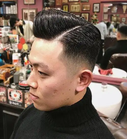 经典的侧分油头造型,型男的必备发型,出席正式场合的选它就对了,搭配