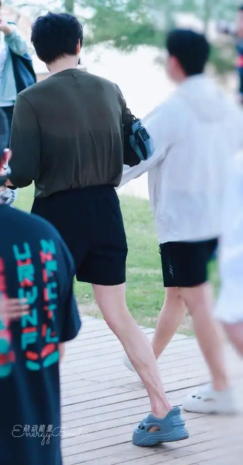 魏大勋的路透真的让人眼前一亮了,这大长腿也太优越了,这脚裸和红绳真