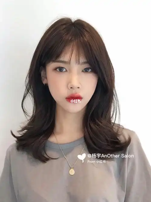简约蓬松韩式气垫烫减龄修容的中长发型
