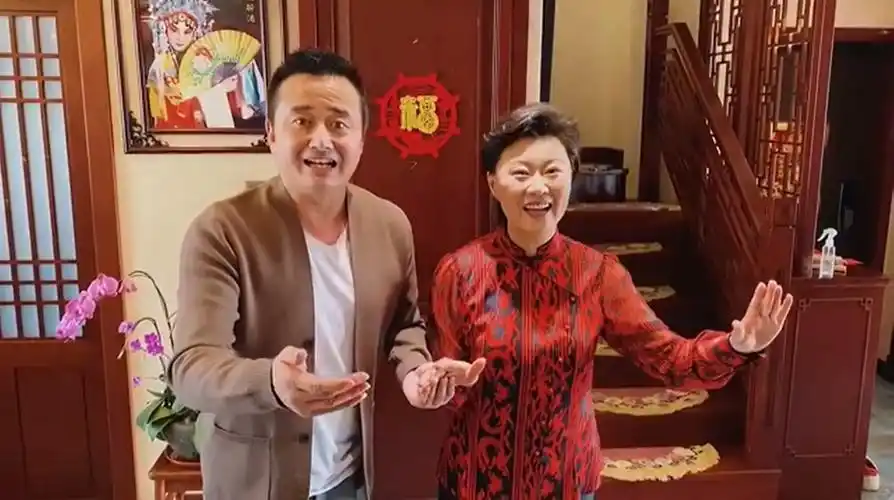 和老公同框像两代人,戏里竟是婶侄)