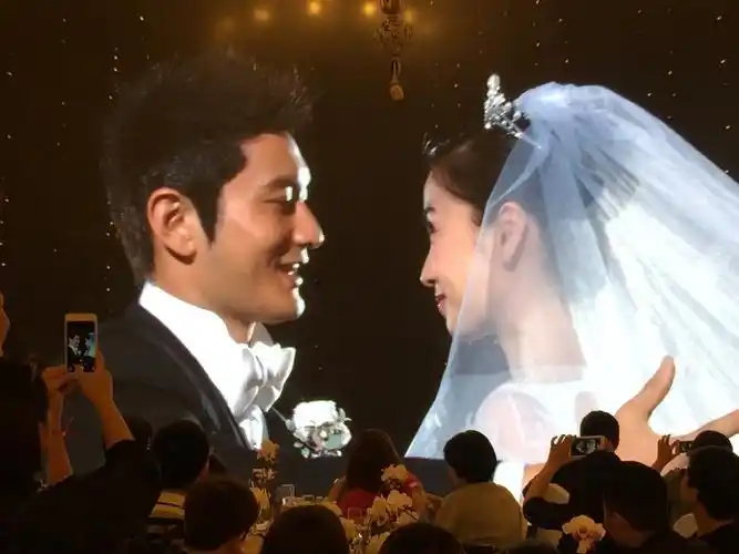 搞怪卖萌玩穿越    日前,一组黄晓明和angelababy的结婚证件照在网络