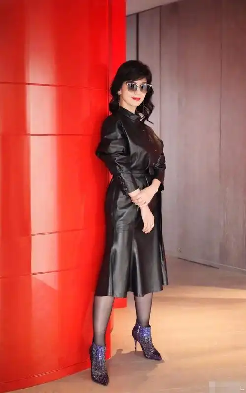 赵雅芝穿抹胸裙成花仙子,懂得保养肌肤细腻说她30都不为过!