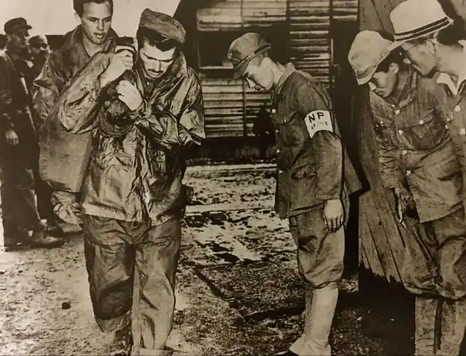 二战末日本乞降时的老照片,日军士兵在战俘营鞠躬致歉