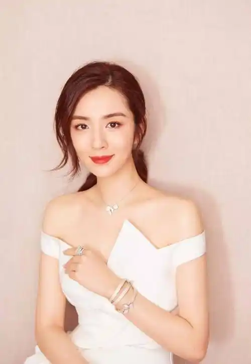 换上一字肩礼服的王晓晨难掩一身好气质,同样是白色的裙子,这件礼服的