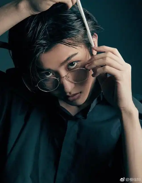 蔡徐坤长发#凭良心说蔡徐坤是唯一一个让我觉得留长发又帅又美一点都
