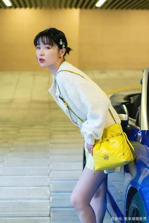 阚清子越穿越嫩,白色针织衫配嫩黄色短裤,说她18岁都过分了