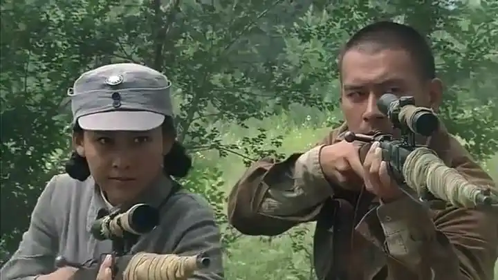 剧:鬼子重炮以为胜券在握,怎料情侣神枪手埋伏已久,枪枪爆头