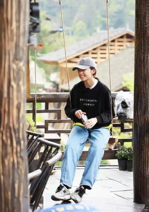 18岁张子枫穿搭又上热搜?1米6身高总能穿出2米气场,太厉害了!