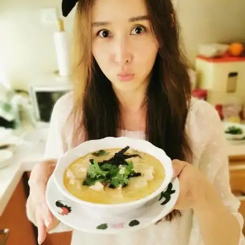 阔太胡静晒居家照,42岁素颜状态皮肤仍抗打,披肩长发真减龄