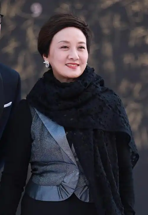 邓婕怎么保养的?60多岁还那么美,一身黑色挺时髦,很有气质__财经头条