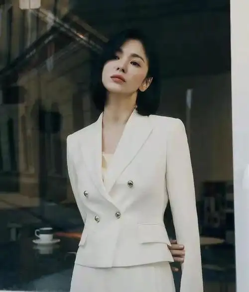 40岁的宋慧乔穿着西装短发,比孙艺珍还要漂亮
