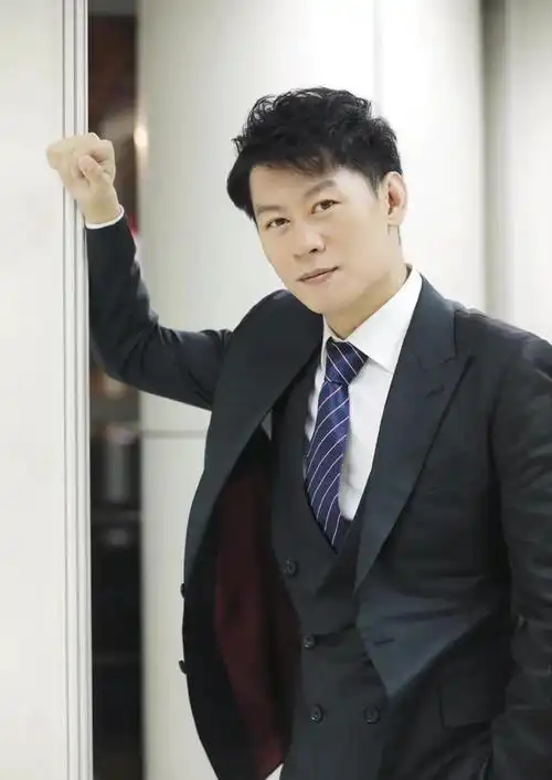 演员李健:长相帅气戏也好,42岁因《狂飙》走红,娶初恋生一女