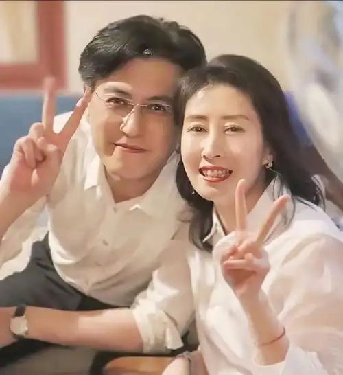 在剧外,刘敏涛也被靳东视为至亲的姐姐,两人相互扶持,共同成长