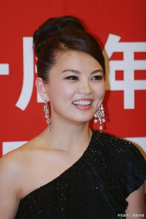 李湘官宣退休!定居英国身价高达5千亿,大学时就买70套北京房产