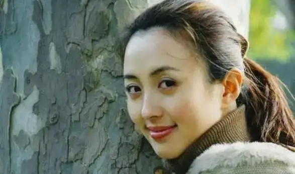 她长得美,戏也好,老公不是于和伟,一家三口却过的幸福美好