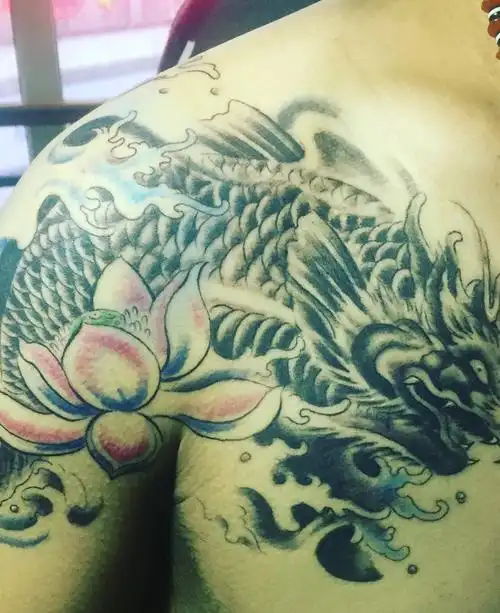 半甲邪龙纹身图片非常霸气