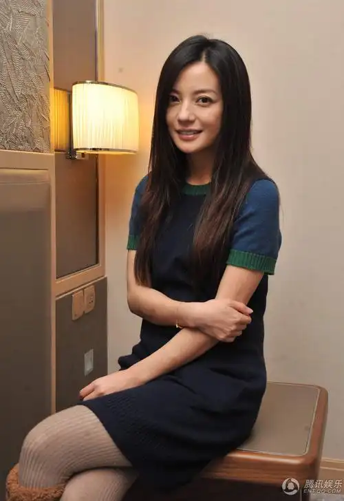 高清:赵薇写真知性十足 辣妈朝镜头甜笑暖人心脾