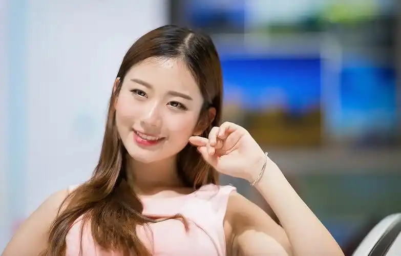 美女模特睡梦中甜美微笑(摄于2016成都车展)