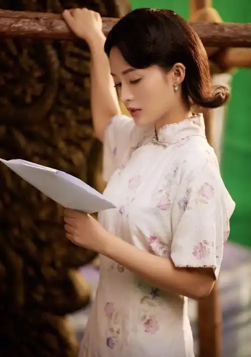 李沁身穿中国风旗袍韵味十足,旧时尚连体裤又出现,时尚是个轮回