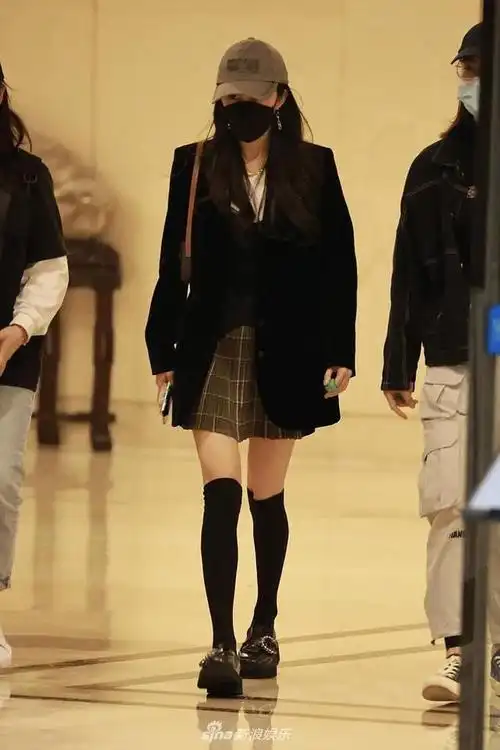 杨幂西装配学院风短裙漫画腿纤细吸睛