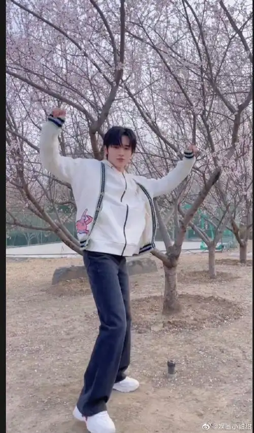 宋亚轩超话#宋亚轩煮面#腿长就是这么任性,这站姿太酷了,好帅轩哥