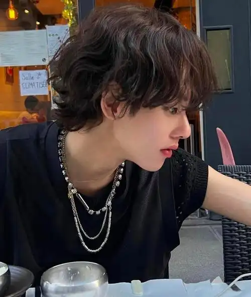 不过合适这个发型的男生拥有这样一个发型之后一定十分抢眼!