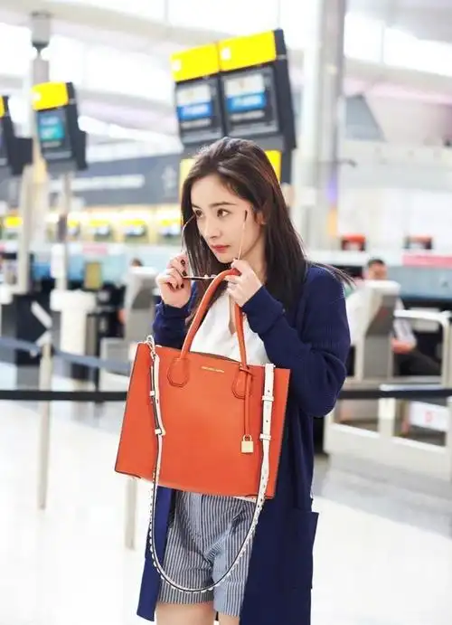 女神杨幂的杭州机场拍照图,终于明白,啥叫顶级气质,魅力再现