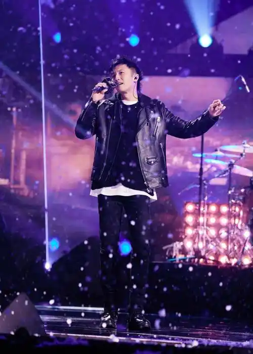 高清图集谢霆锋参加腾讯音乐直播盛典演唱经典歌曲谢谢你的爱1999与