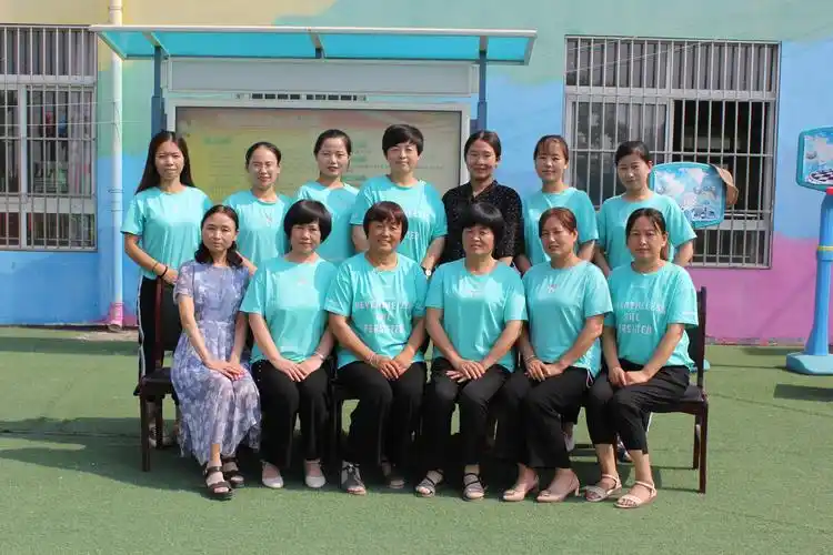 幼儿园教师合影