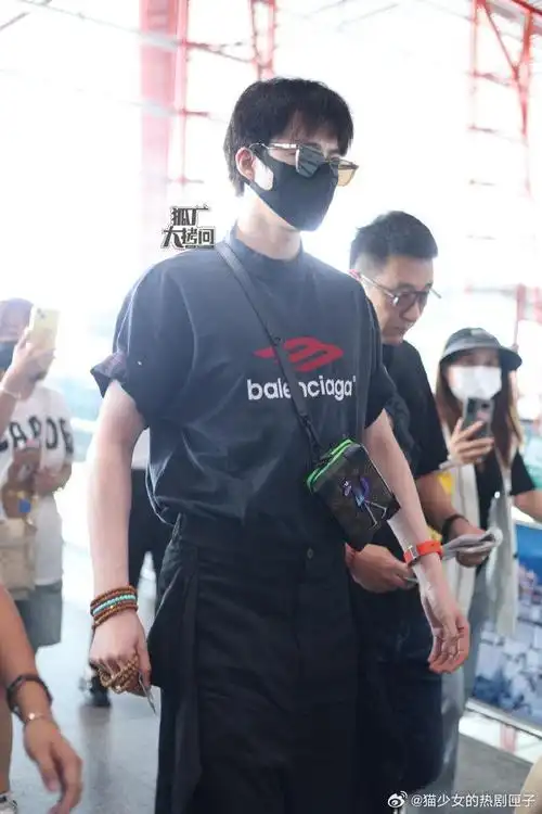 刘宇宁今日份机场路透! 宁哥这个身材真是绝了!宽肩长腿细腰.